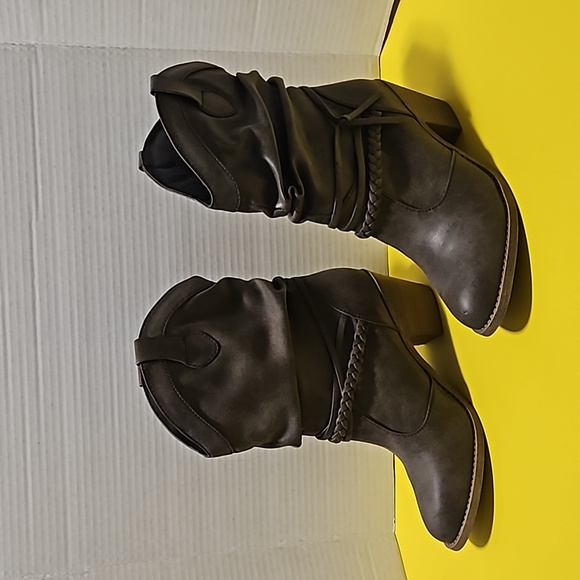 Kohl's Shoes - 8.5 Medium Women's Taupe Boots - NWOT